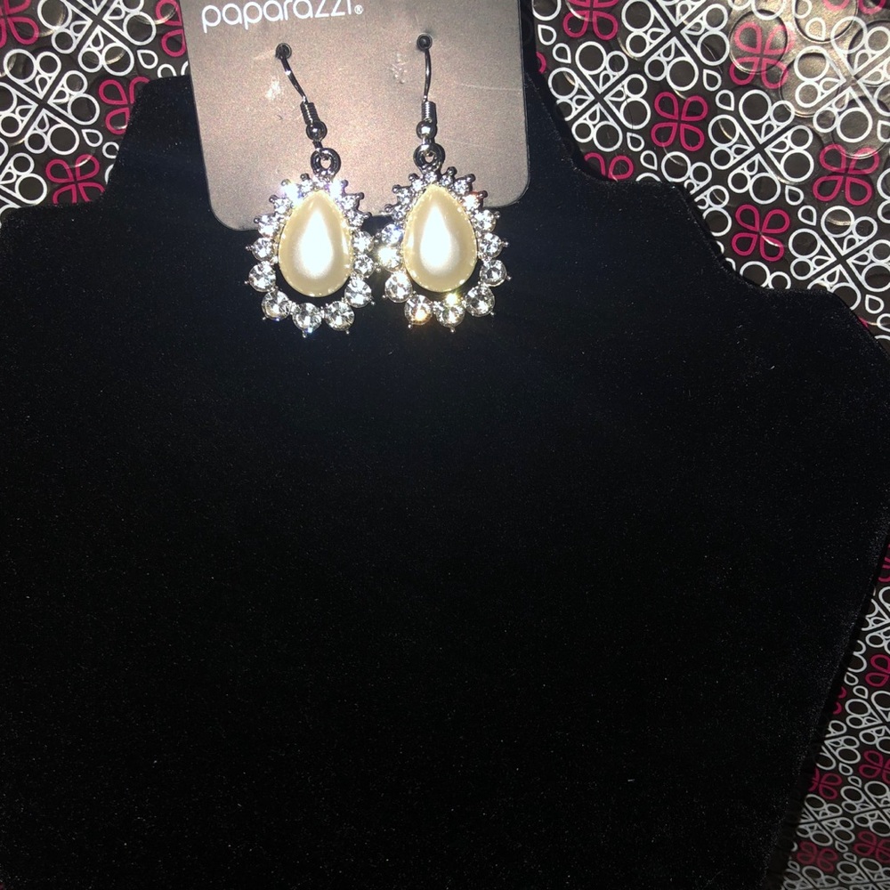 White Earrings⭐️